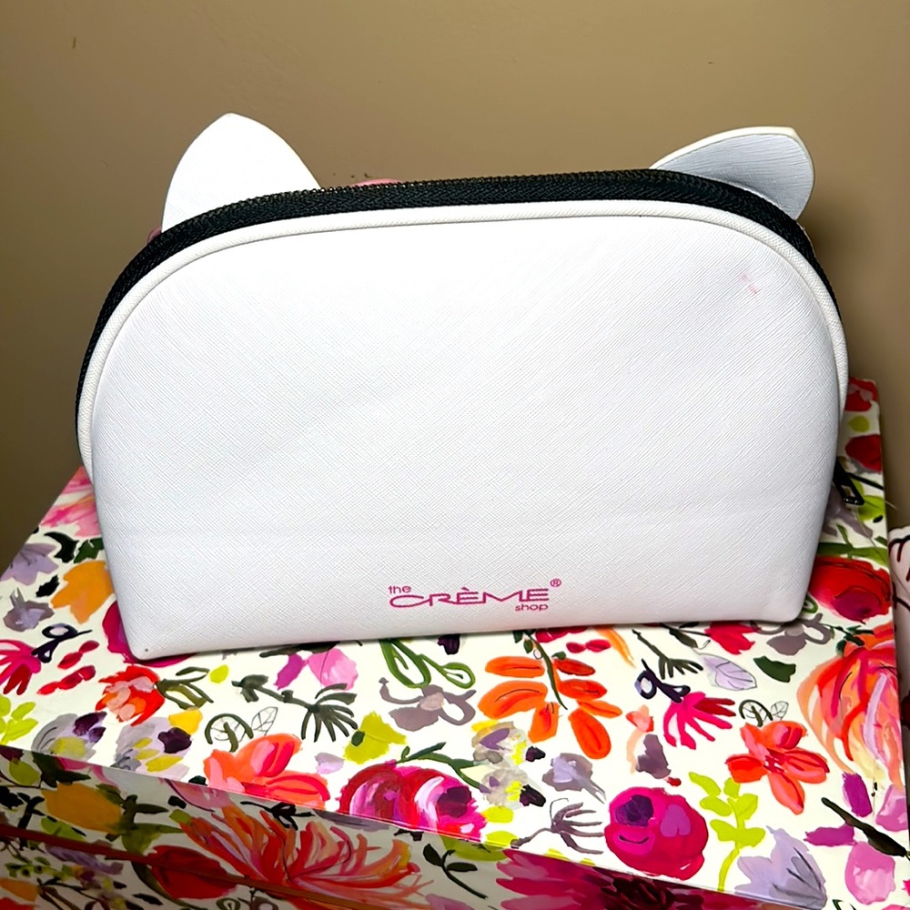 Hello Kitty Makeup Bag - Picture 2 of 4